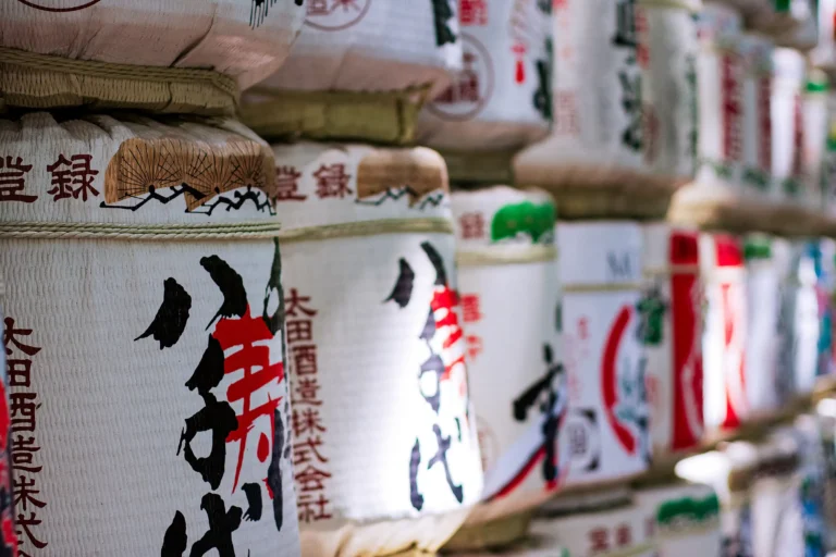 komokaburi straw wrapped cypress kegs used transporting sake Web H